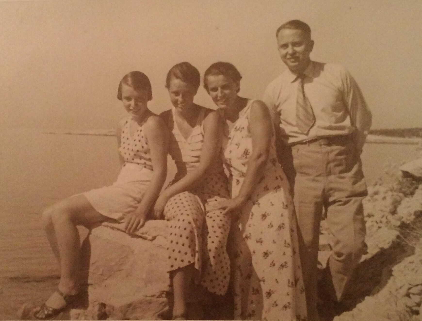Obitelj Budisavljević na ljetovanju 1930. na otoku Rabu